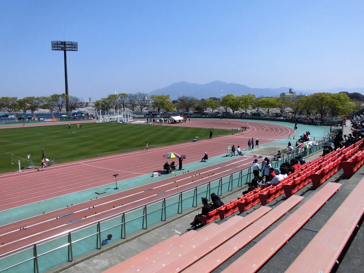 本城陸上競技場.jpg