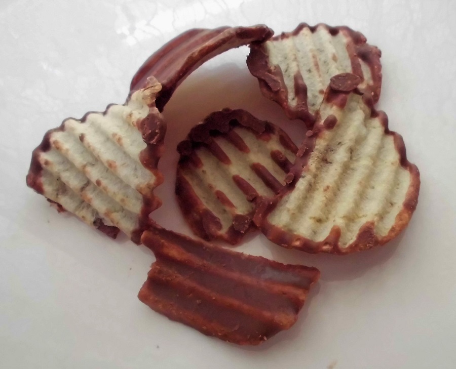 royce potatochip chocolate3 .jpg